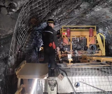沖擊擊式煤礦用機載錨桿鉆機在礦用TBM上豐陽煤礦下井施工